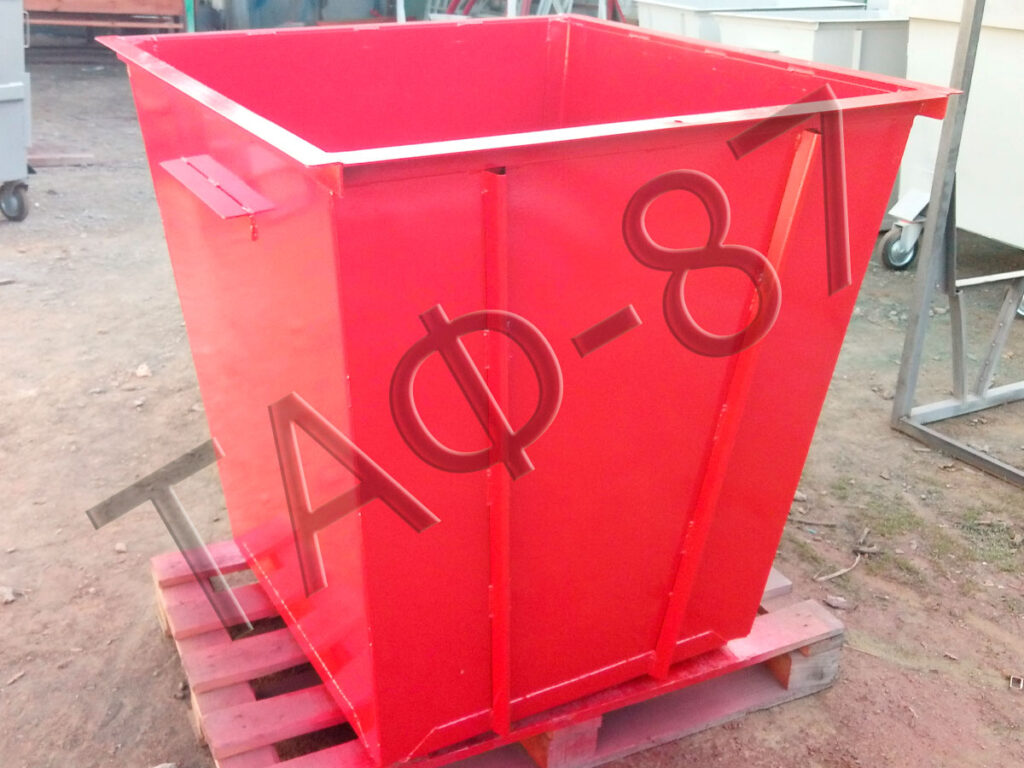 Металевий бак для сміття червоного кольору