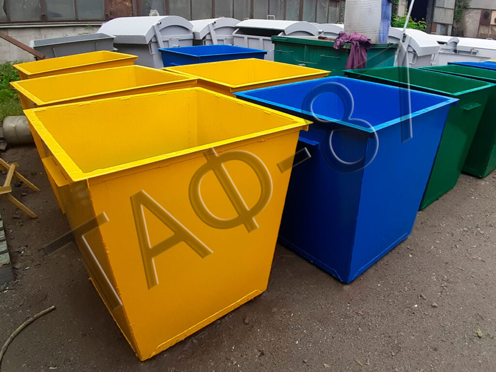 Жовті та блакитні металеві баки