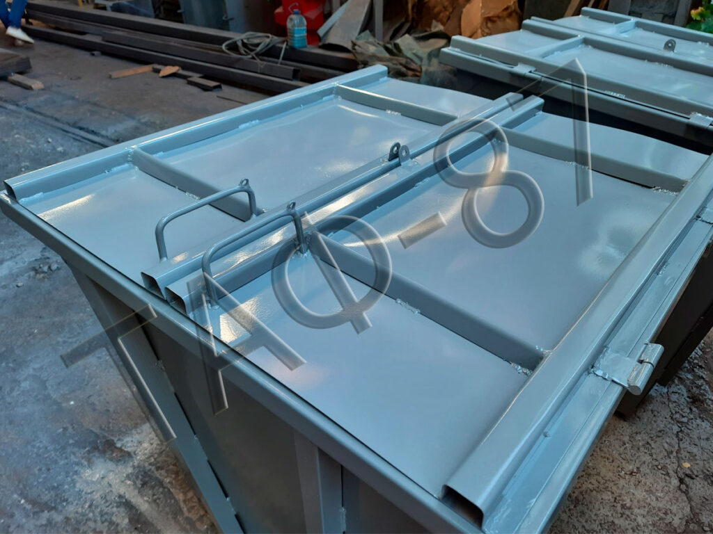 Кришка на петлях металевого бака для сміття