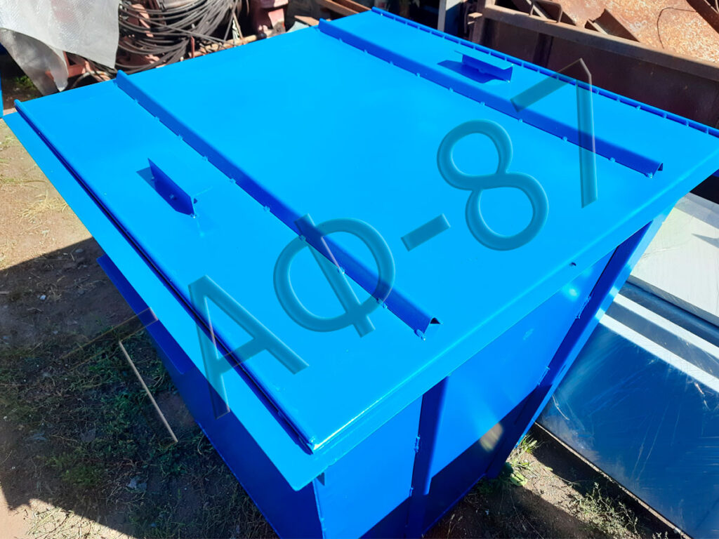 Блакитного кольору металевий бак для сміття 750 літрів